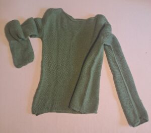 längerer Netzpatent-Pullover mit besonderer Zusammenstricktechnik