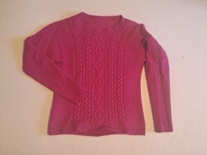 lila Zopfmuster-Pullover