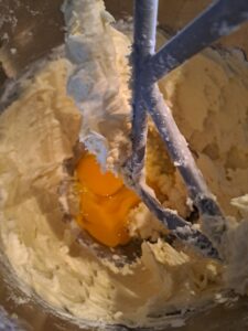 Eier in unter den Butter/Zucker/Teig rühren