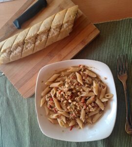 Maccheroni mit kaltem Sugo und Kräuterbaguette angerichtet