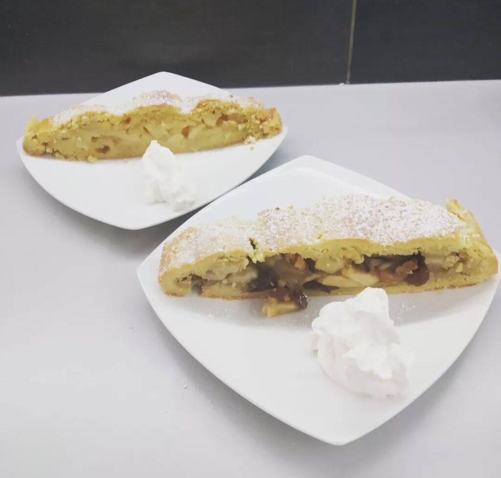 Apfelstrudel angerichtet