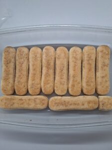 erste Schicht der komplett mit Kaffee eingepinselten Kekse