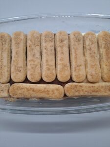 zweite Keksschicht mit Kaffee bestrichen