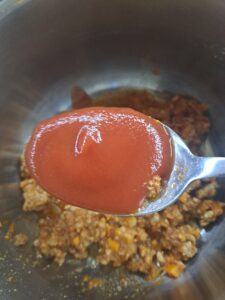 Tomatensauce dazugeben