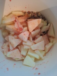 Äpfel und Haselnüsse mit Orangensaft beträufelt