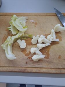 Blumenkohl in mundgerechte Röschen geteilt