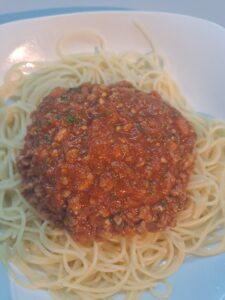 genügend Bolognese Sauce darauf geben