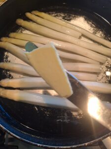 Butter ins Spargelwasser