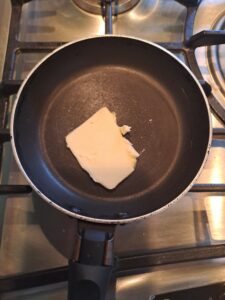 Butter in Pfanne erhitzen