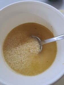 Couscous in der Schüssel garen