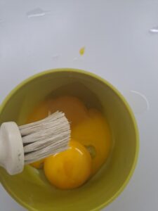 Eigelb verquirlen