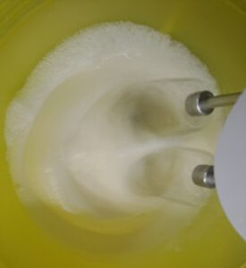 Zucker in schaumiges Eiweiß einrühren