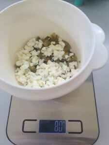 Eiweiß kleingehackt dazugeben