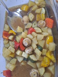 fertig gegartes Gemüse und würzige Sauce