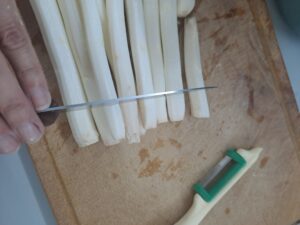 holzige Enden der Spargel abschneiden