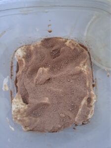 Kakaopulver großzügig darüberstreuen