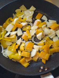 Kartoffel und Paprika dazugeben