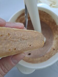 Kekse an der Unterseite mit Kakao bestreichen