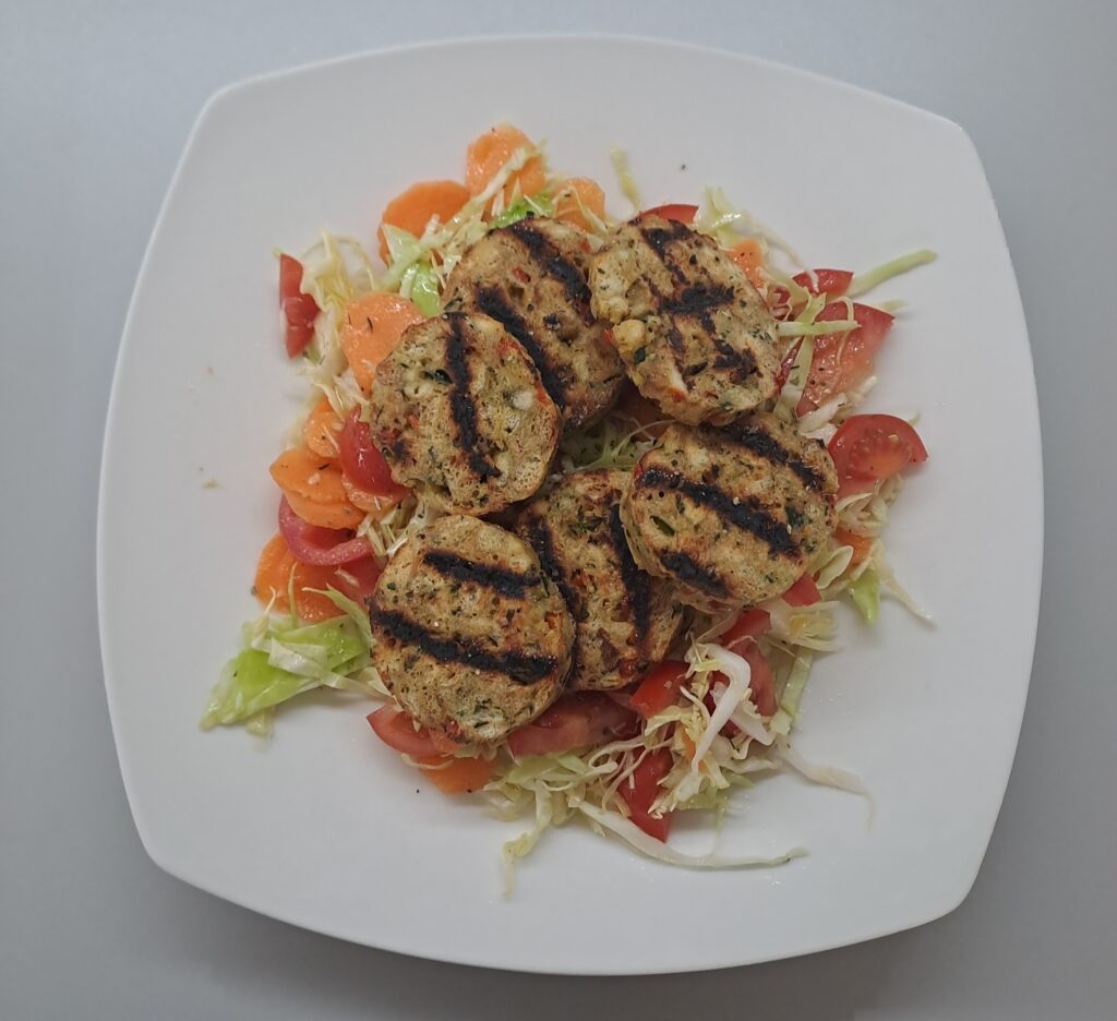 geröstete Knödel auf buntem Salatbett