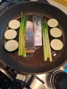 Spargel, Zucchini und Fisch in der Pfanne