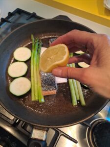 Fisch in der Pfanne mit Zitrone beträufeln