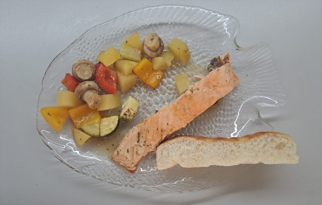 Lachs und Gemüse mit Focaccia angerichtet