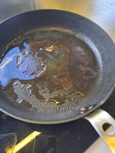 Olivenöl in der Pfanne erhitzen