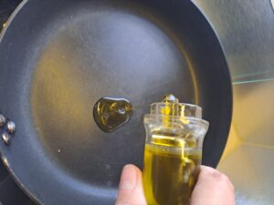 Olivenöl in die Pfanne