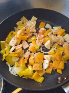 würzen mit Salz, Pfeffer, Paprikapulver und Chili
