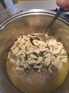 Zucchini dazugeben