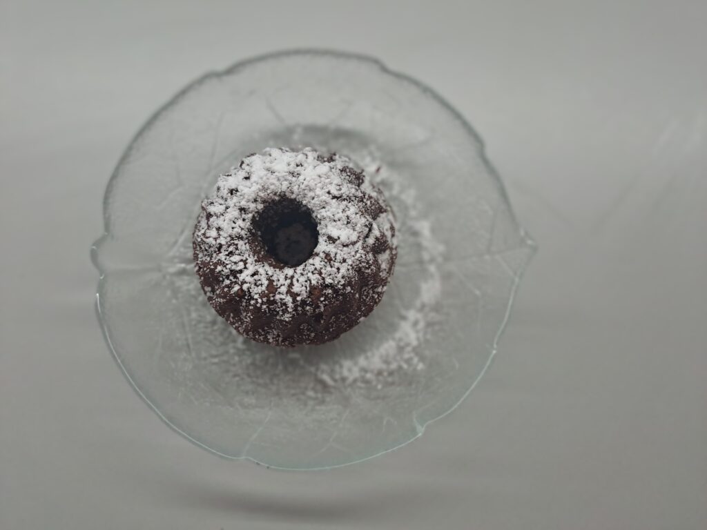 Schokogugelhüpfchen angerichtet
