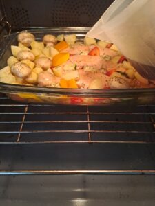 Lachs und Gemüse aufgießen