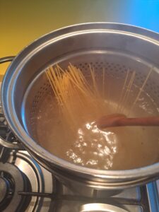 Spaghetti in Salzwasser kochen