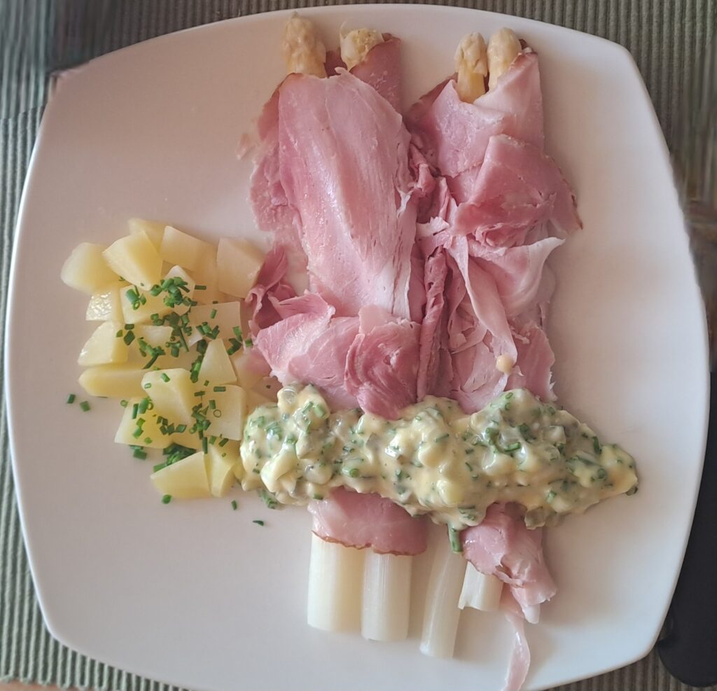 Weißer Spargel mit Schinken und Kartoffel angerichtet