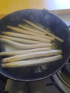 kochender weißer Spargel