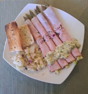 grüner Spargel mit Blumenkohl angerichtet
