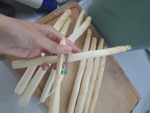 Spargel großzügig schälen