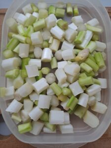 weißer und grüner Spargel geschnitten