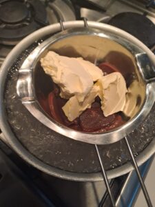 Schoko und Butter im Wasserbad schmelzen