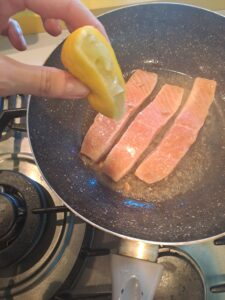 Lachsschnitten mit Zitronensaft würzen