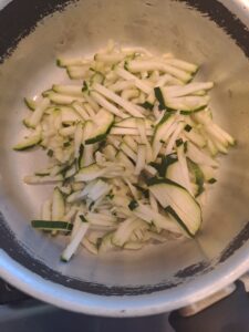 Zucchini, Zwiebel und Lauch anrösten