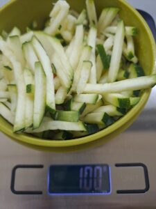 Zucchini in Streifen geschnitten