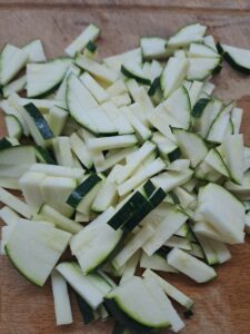 Zucchini in Streifen geschnitten