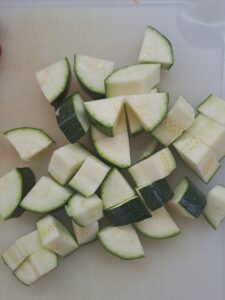 Zucchiniwürfel geschnitten