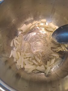 Zwiebel im Öl glasieren