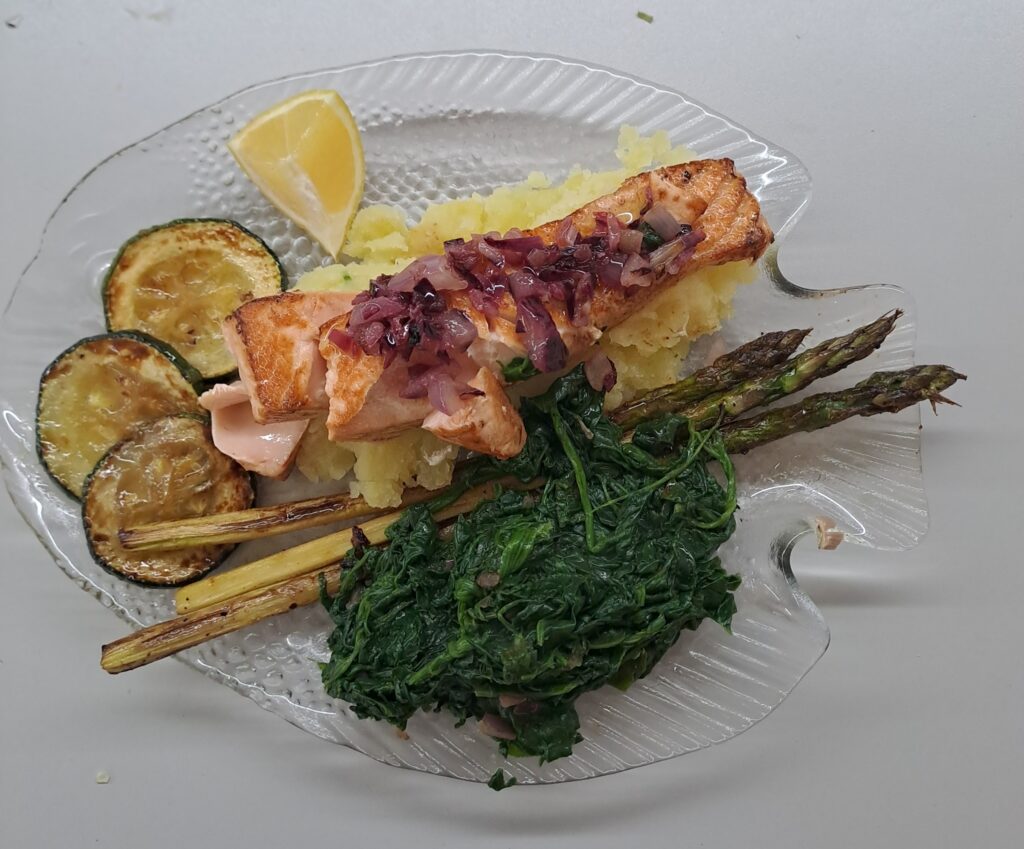 grünes Gemüse trifft auf Lachsfilet angerichtet