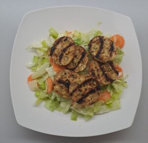 geröstete Gemüseknödel auf Blattsalatbett