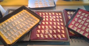 fertige Backbleche mit Keksen