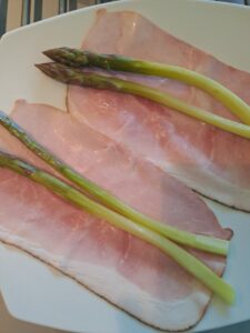 je 2 Spargel auf 1 gekochte Schinkenscheibe