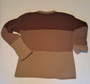 dreifarbiger Pullover im Grundton braun von hinten
